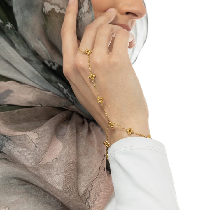 سلسلة اليد بتصميم الحناء