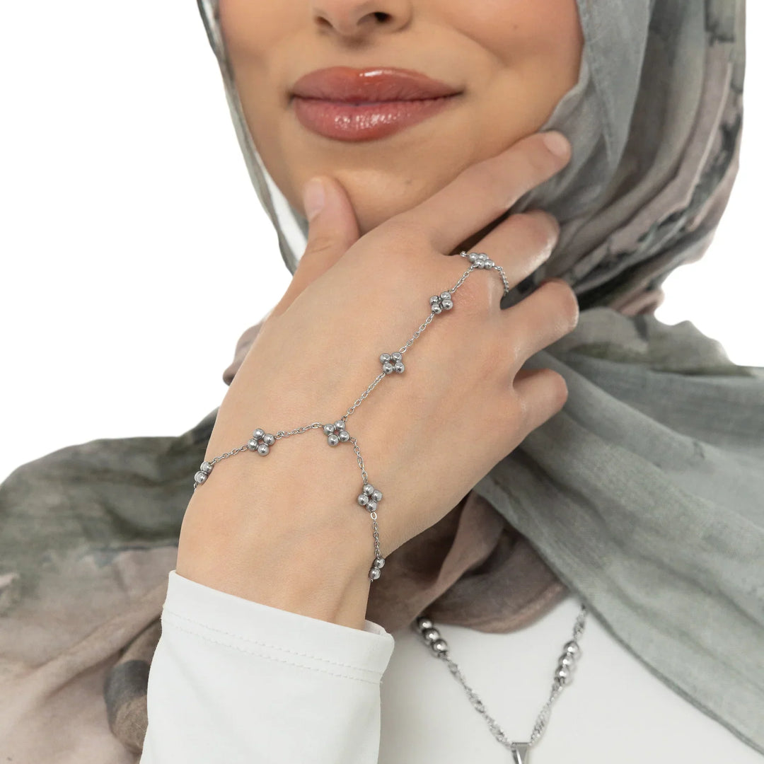 سلسلة اليد بتصميم الحناء